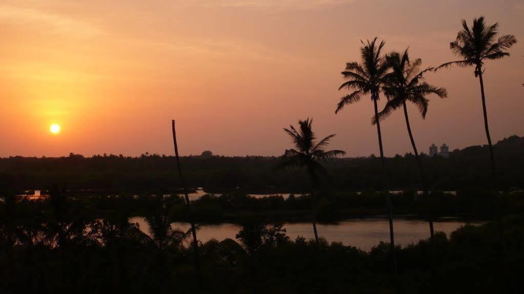 Sol De Goa Hotel Candolim Exterior photo